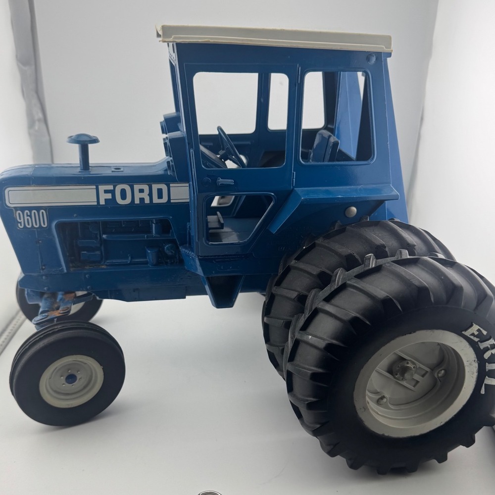 Vintage Ertl Diecast Ford 9600 Tractor Stock No. 821 Dual Wheels Made in USA